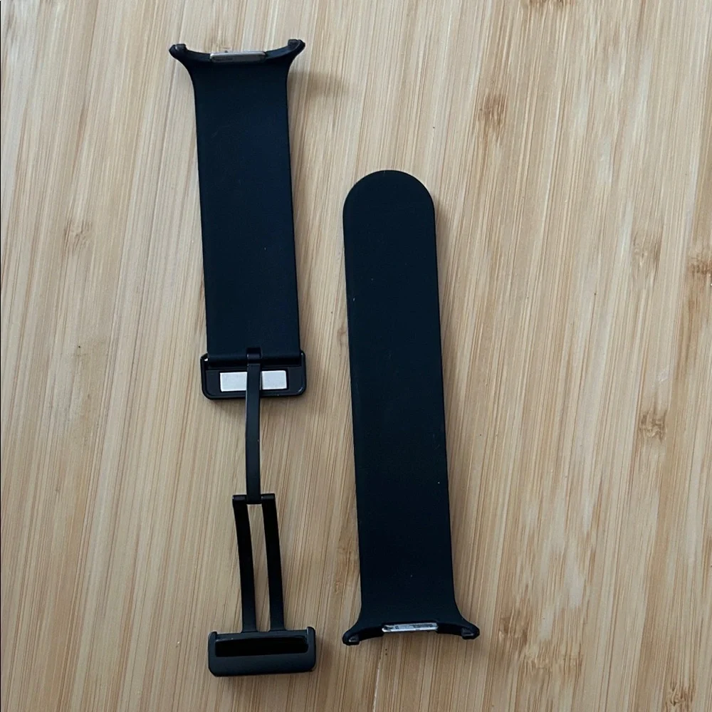 New in package never used Samsung replacement watch bands. Size adjusting to fit